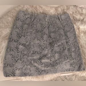 Zippered skirt / used once / great condition  / size L